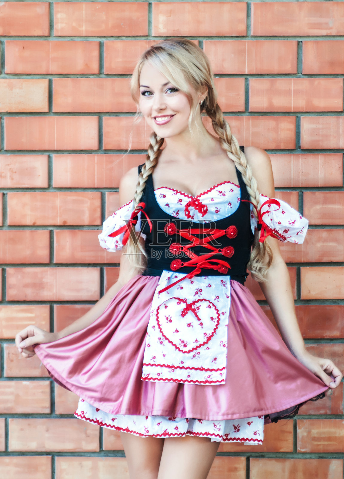 喝着啤酒的金发美女。2021年啤酒节的概念。照片摄影图片