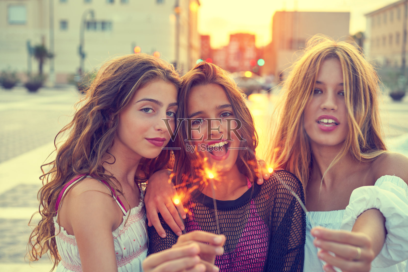 最好的朋友,带着烟火的少女照片摄影图片