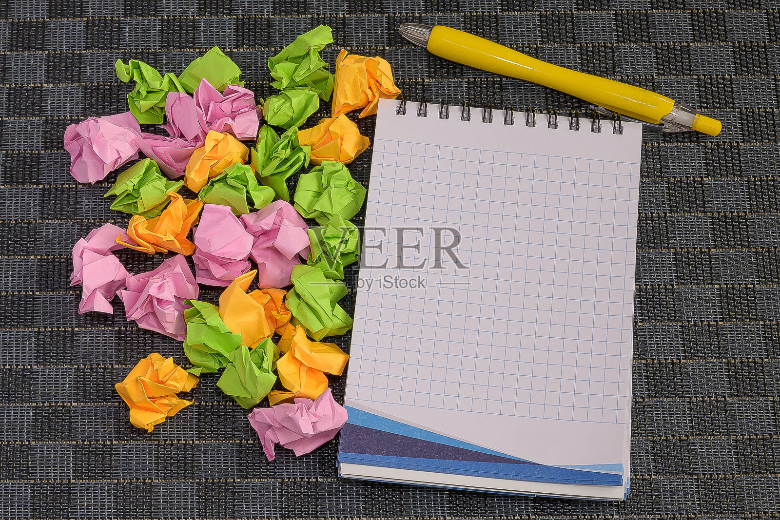 多种多样的收集办公室文具照片钢笔铅笔记事本笔记本尺子订书机剪刀剪刀夹子纸夹夹板放置在桌子上照片摄影图片