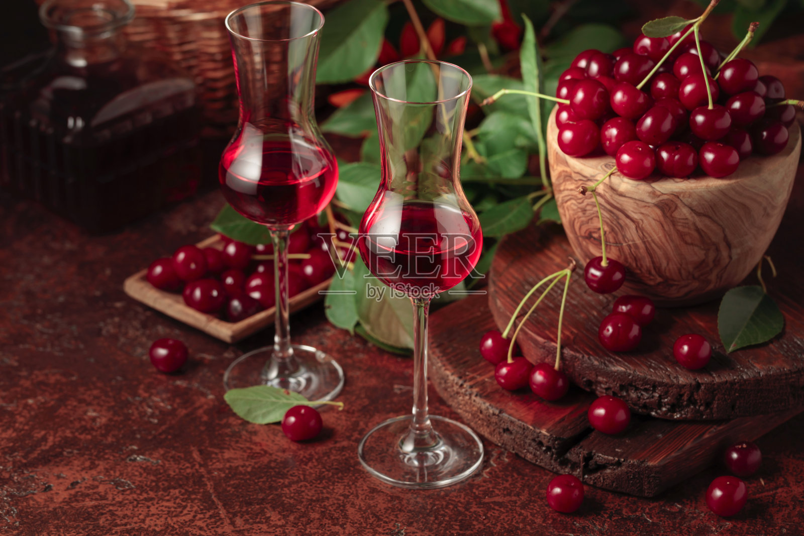 樱桃酒和成熟多汁的浆果。照片摄影图片