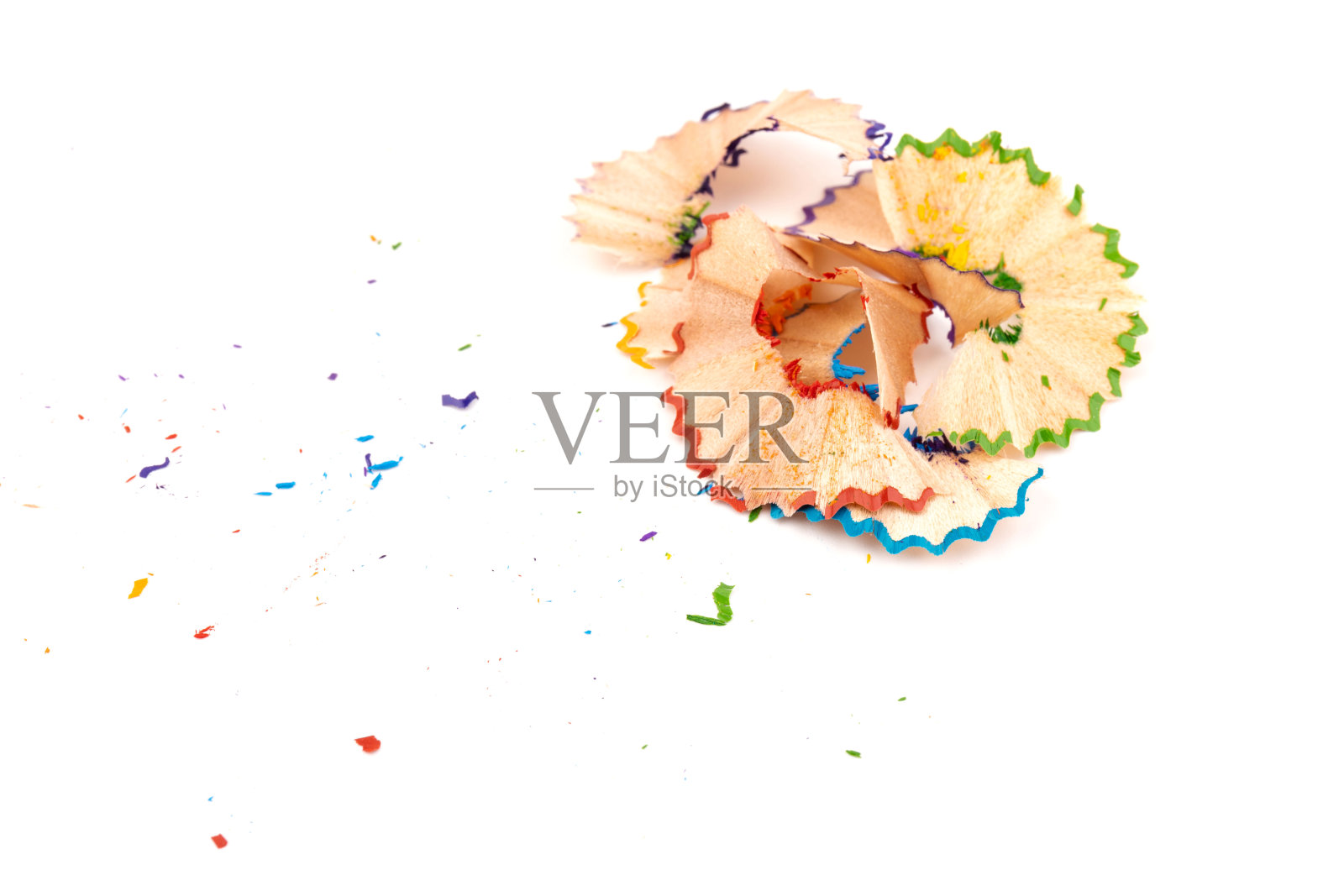 木制彩色铅笔削刨花堆在白色孤立的背景上,俯视图,平铺,复制空间。回到学校的概念。照片摄影图片