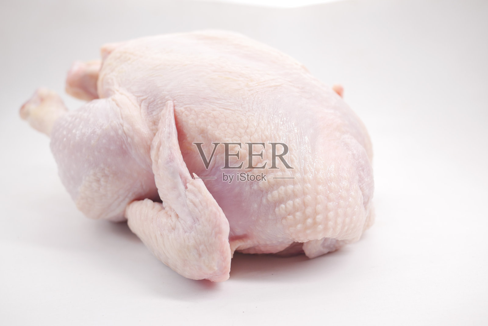 木制背景的生全鸡照片摄影图片