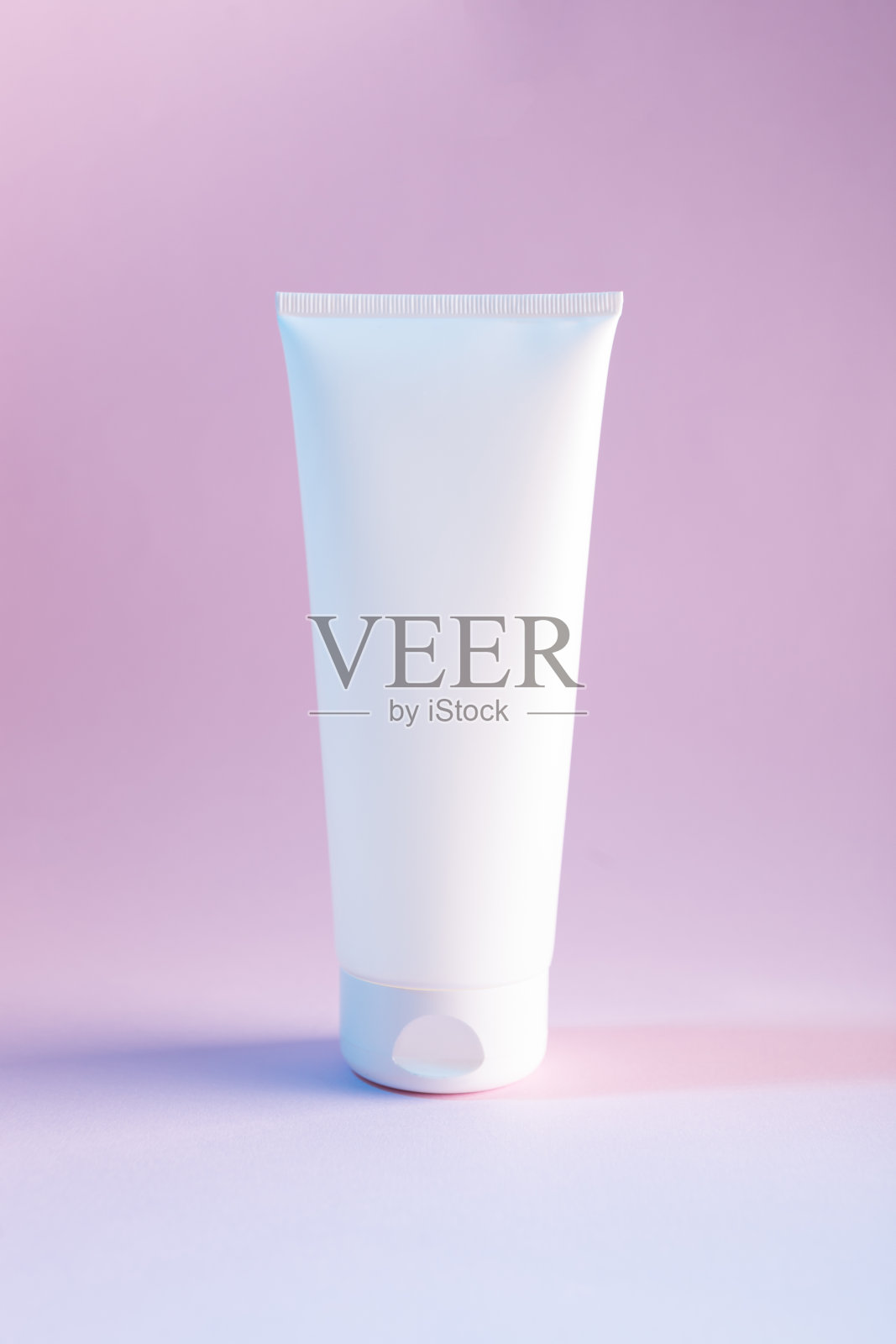 在渐变的粉红色背景上用whire霜或乳液瓶进行模拟照片摄影图片