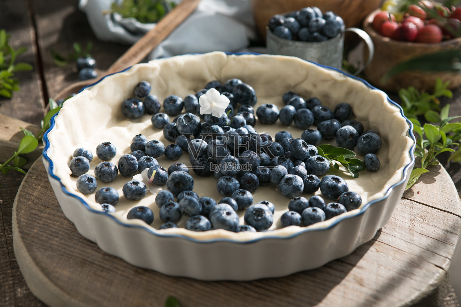 自制的糕点,蓝莓派,派,烘焙产品放在深色的木制厨房桌子上。独立日的传统甜点。平坦的食物背景。俯视图照片摄影图片