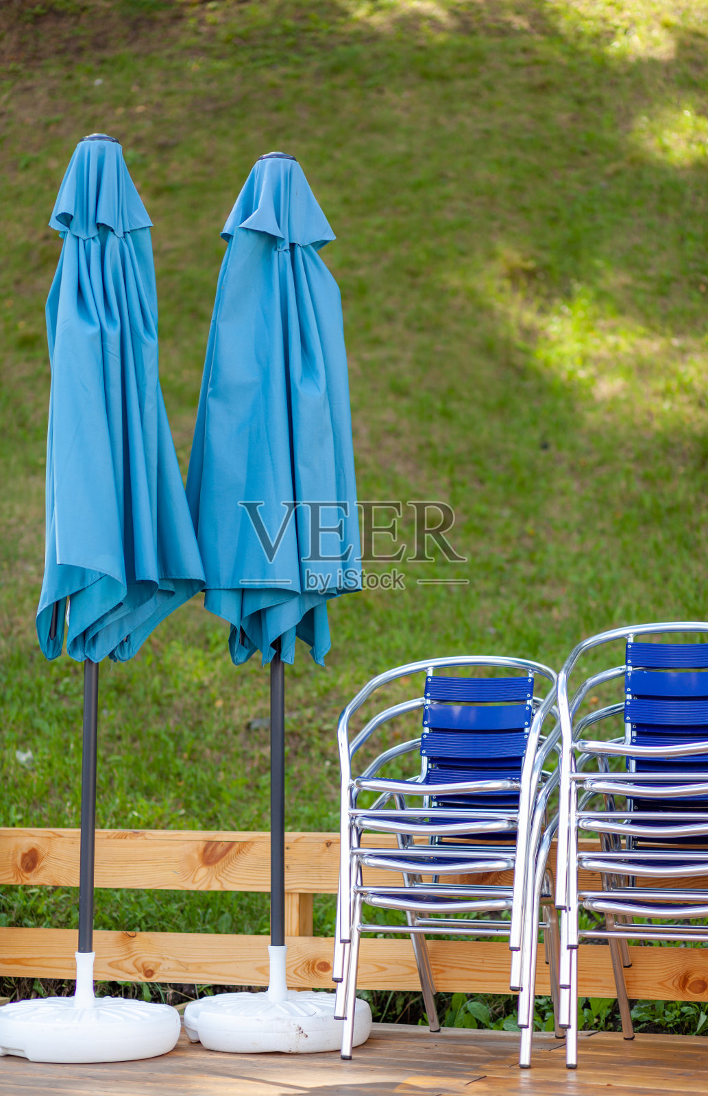 椅子在木地板上。度假胜地正在等着游客照片摄影图片