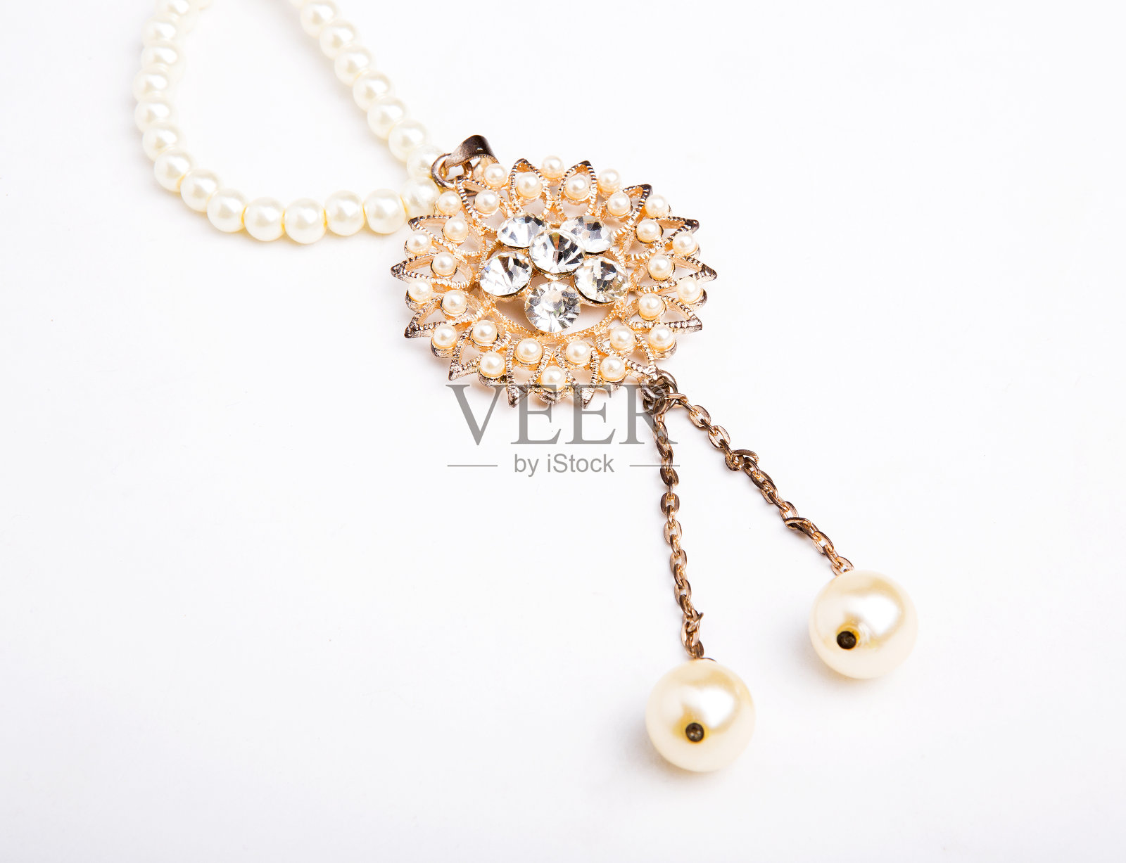 白色背景上的珍珠项链照片摄影图片