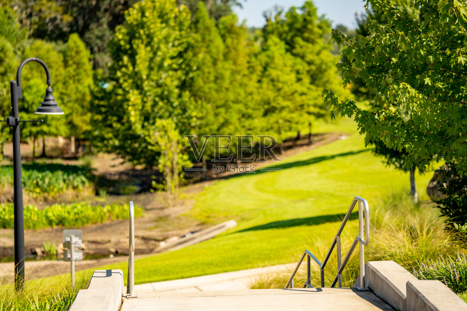 楼下楼梯上有扶手的公园场景照片摄影图片