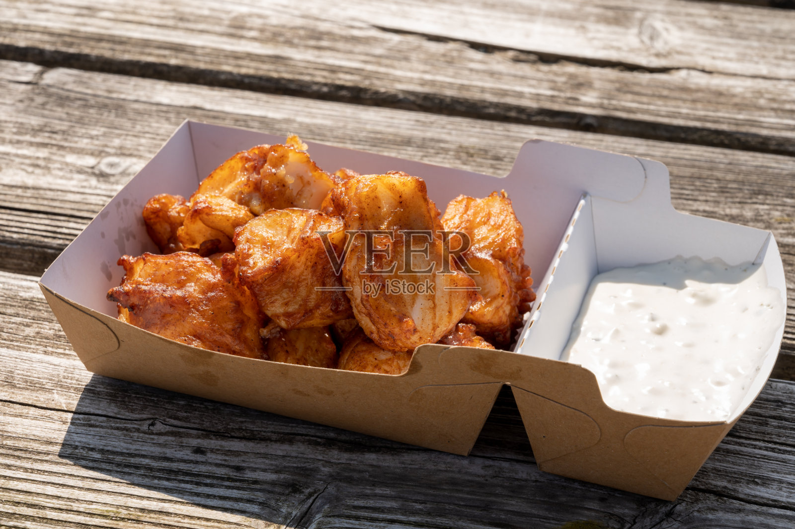 炸鳕鱼片配鞑靼沙司户外食用照片摄影图片