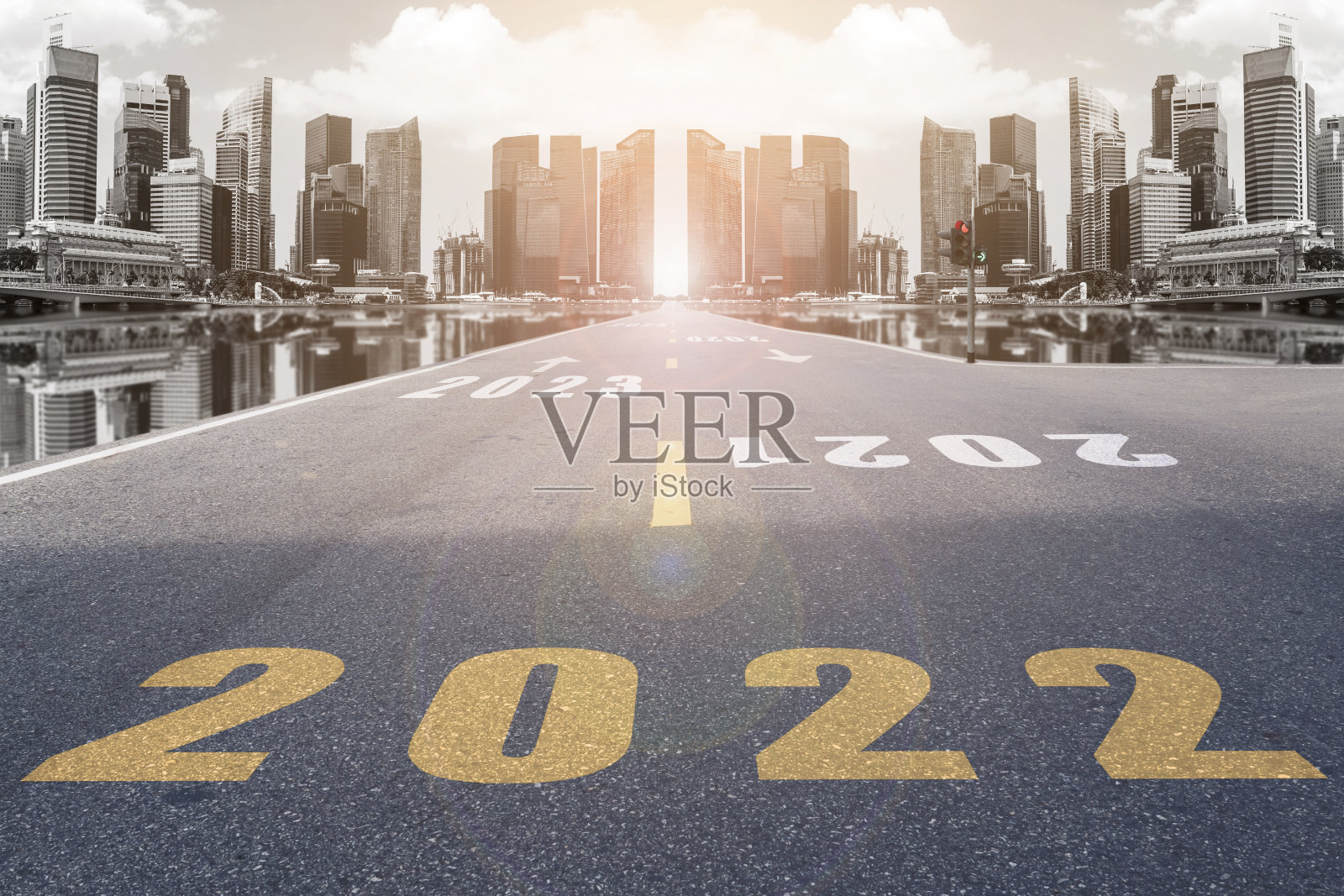 在傍晚的阳光下,街道上通向城市摩天大楼的符号是2022。照片摄影图片