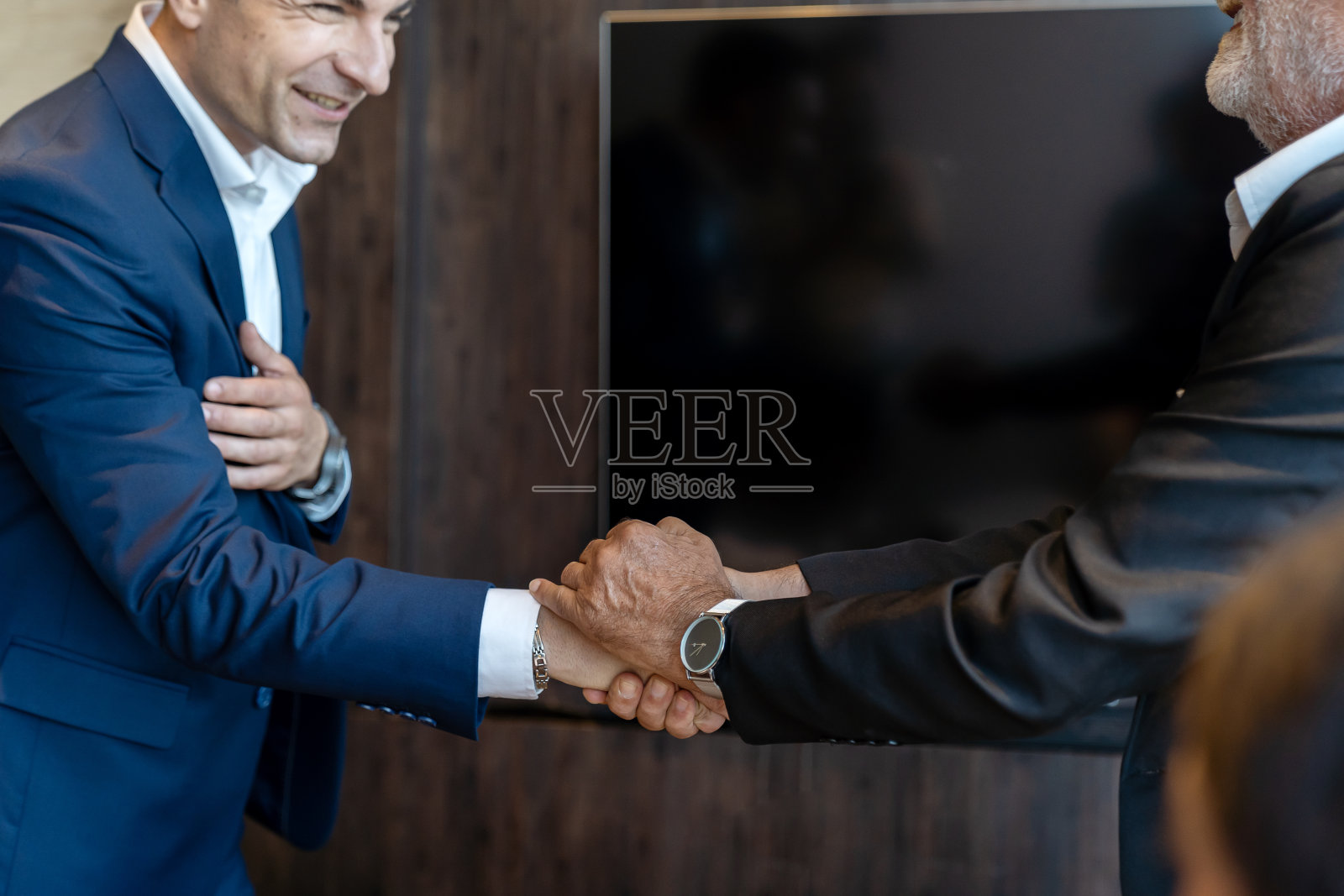 两个成功的商人在一次合资企业会议上。商业、人才、投资理念照片摄影图片