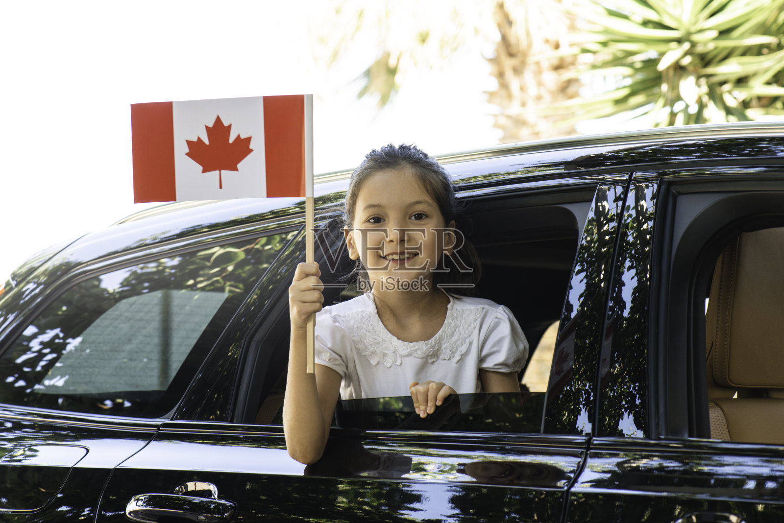 女孩举着加拿大国旗照片摄影图片