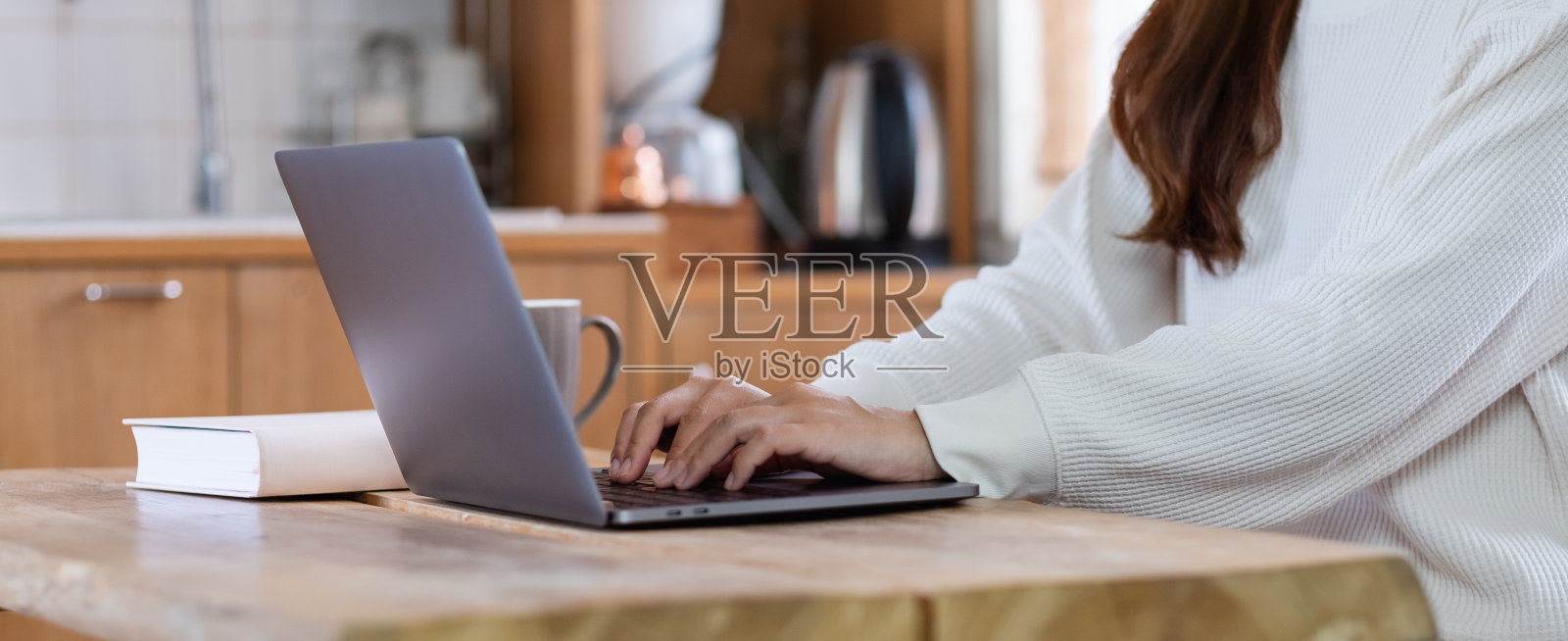 一名女性自由职业者在家里用笔记本电脑在线工作照片摄影图片