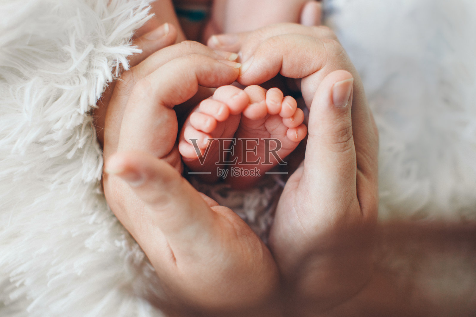 婴儿脚靠近白色背景照片摄影图片