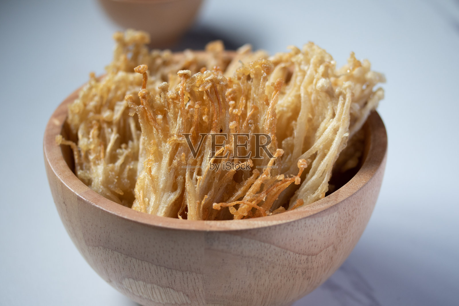 香酥金针菇白盘照片摄影图片