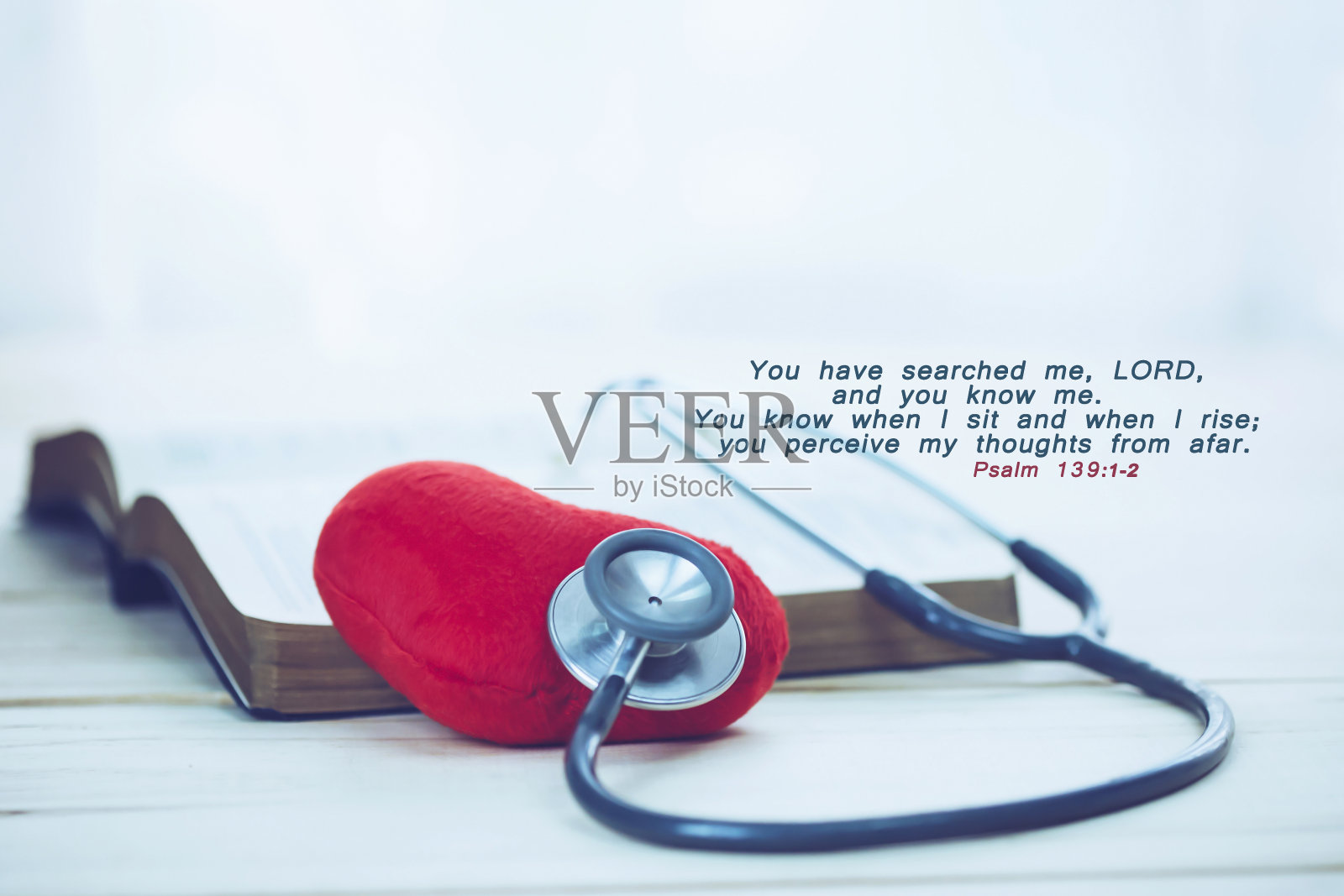 红心上的听诊器和打开圣经诗篇139:1显示基督徒的观念,上帝知道人的每一件事,基督徒的背景与复制空间照片摄影图片