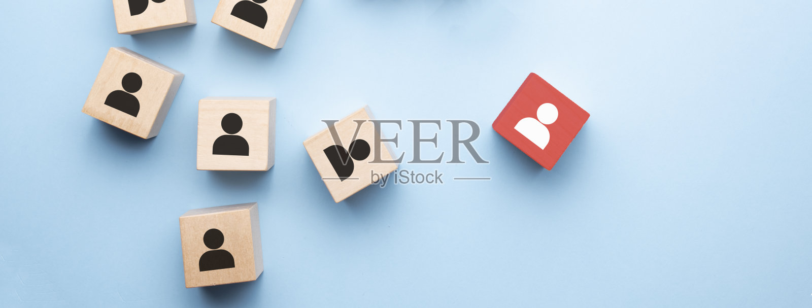 蓝色背景下,红色木方与人物图标从人群中脱颖而出。不同的意见,不同的观点和不同的概念图标素材