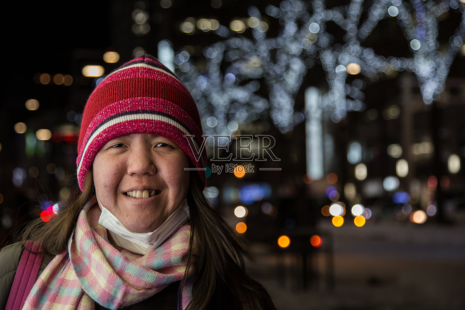 冬日里,日本北海道的女士在札幌市以广景灯为背景旅行照片摄影图片