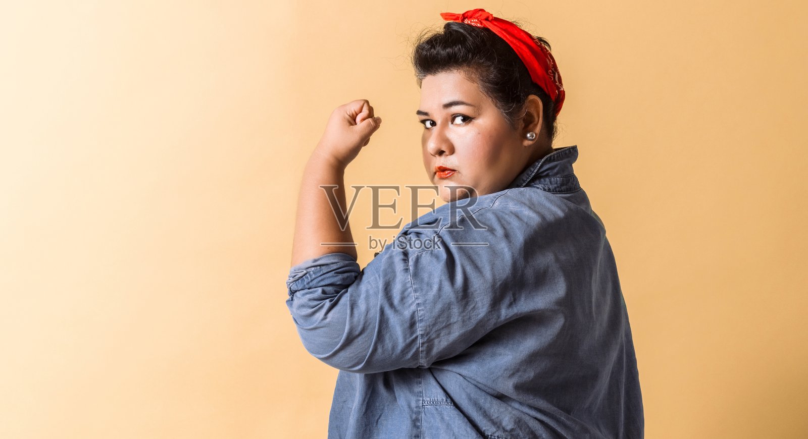 自信的加大码女性照片摄影图片