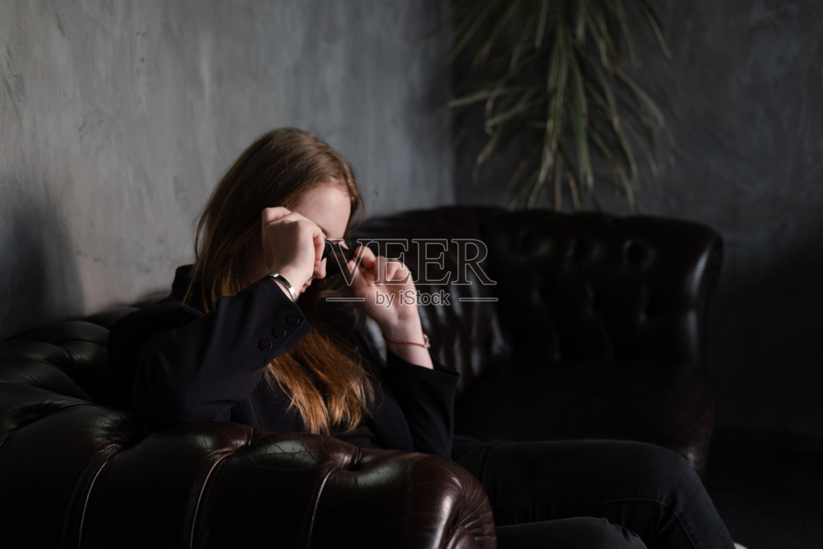 黑暗房间里身穿黑衣的自信女士肖像照片摄影图片