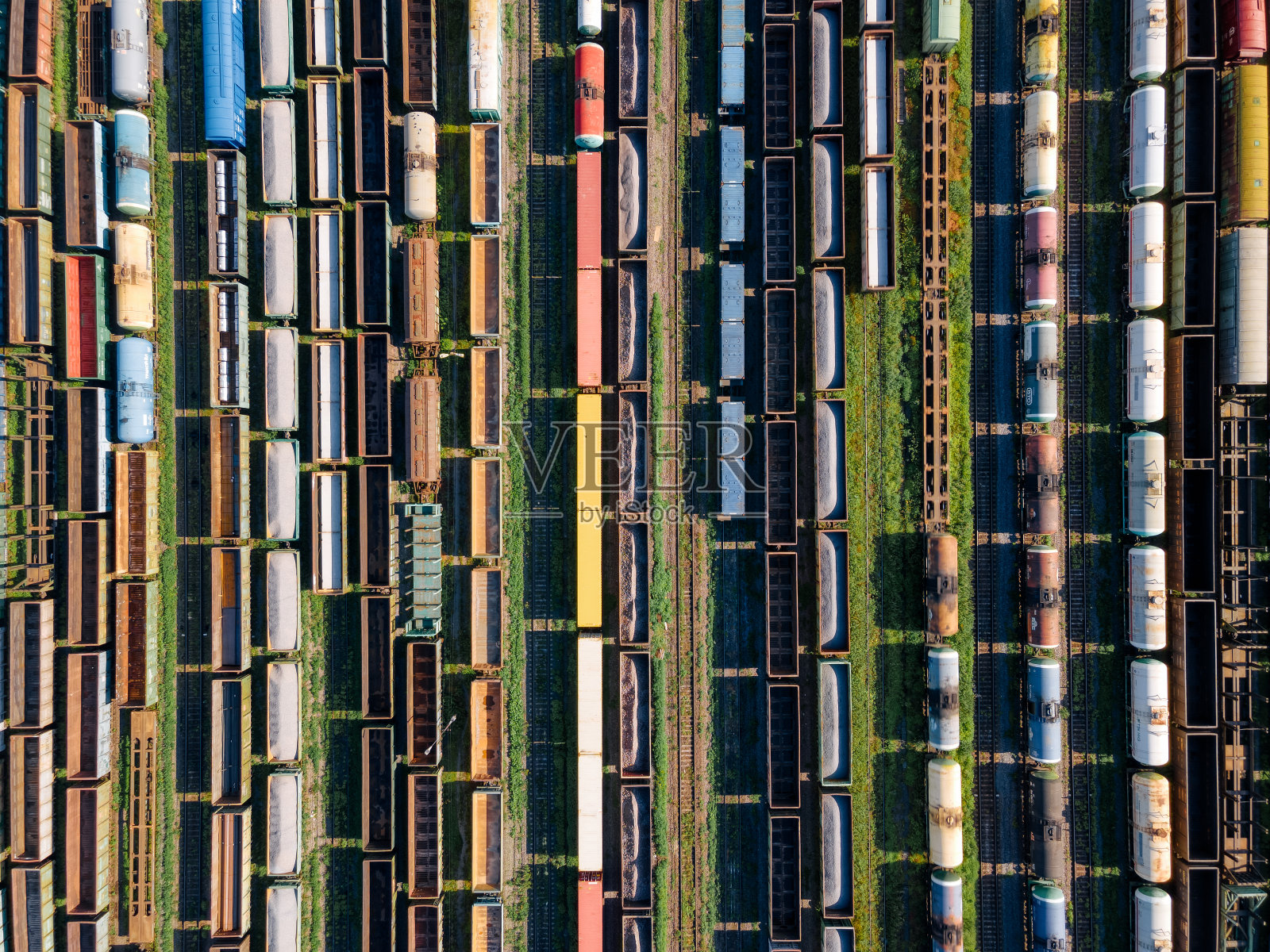 俯视图上的铁路与各种五颜六色的货车。照片摄影图片