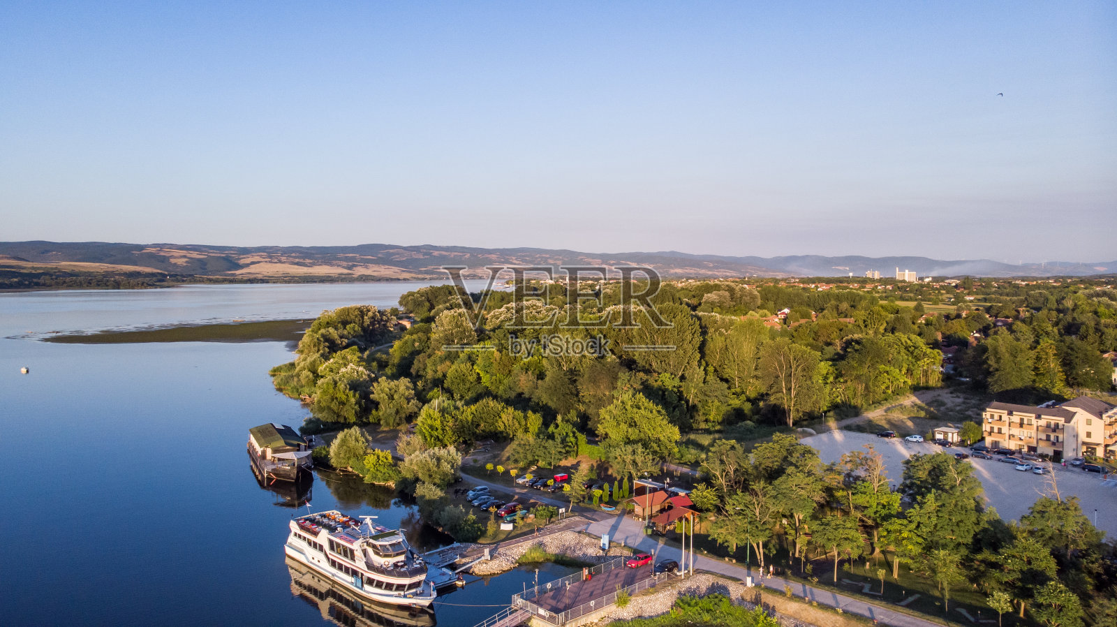 自然财富-飞越湖面。照片摄影图片