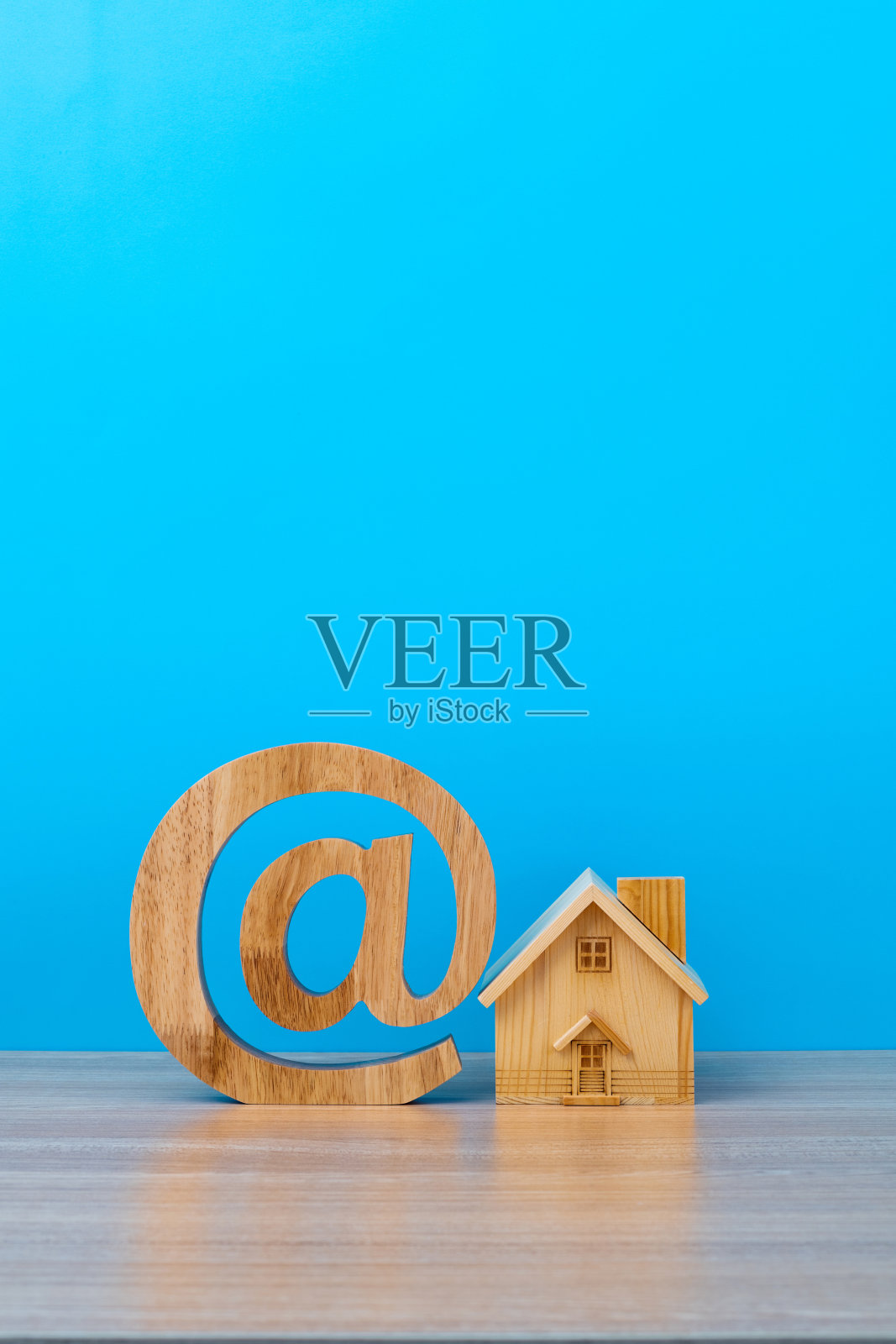 桌子上有房屋模型和@符号照片摄影图片