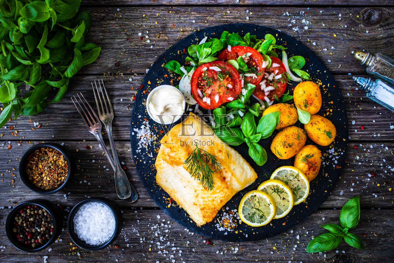 炸鳕鱼片和新鲜蔬菜照片摄影图片