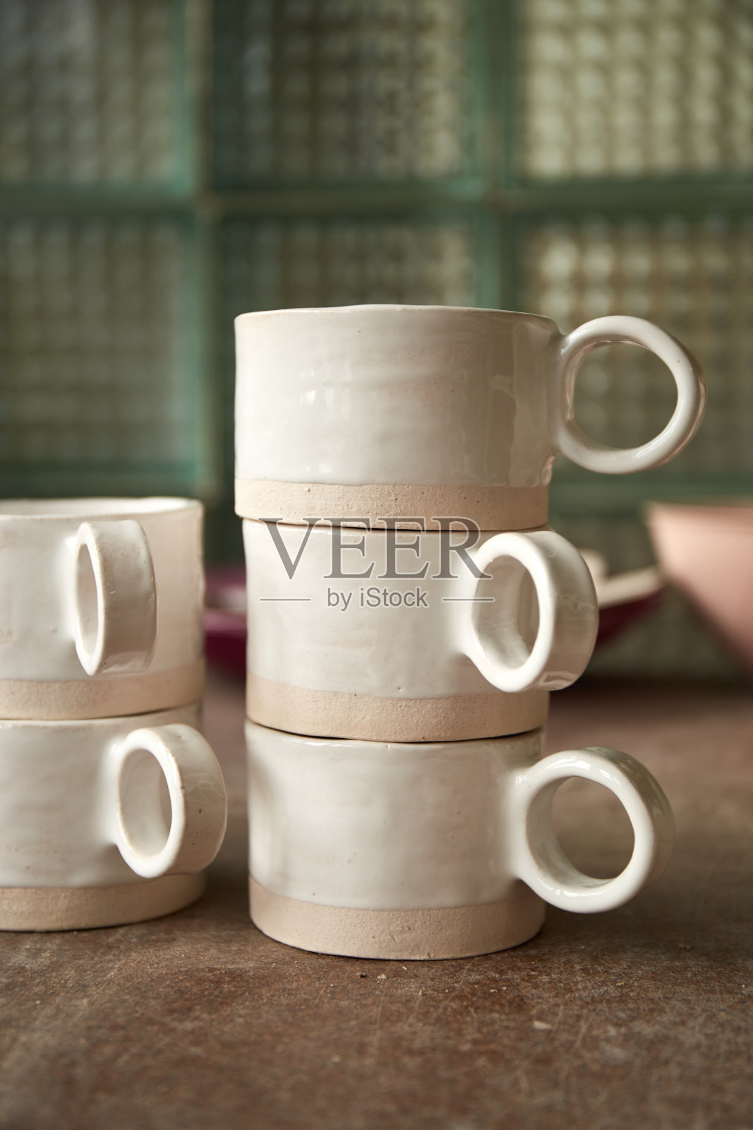 陶器工作室制作陶器的过程。这位陶瓷大师在她的工作室里工作。工作场所的波特照片摄影图片