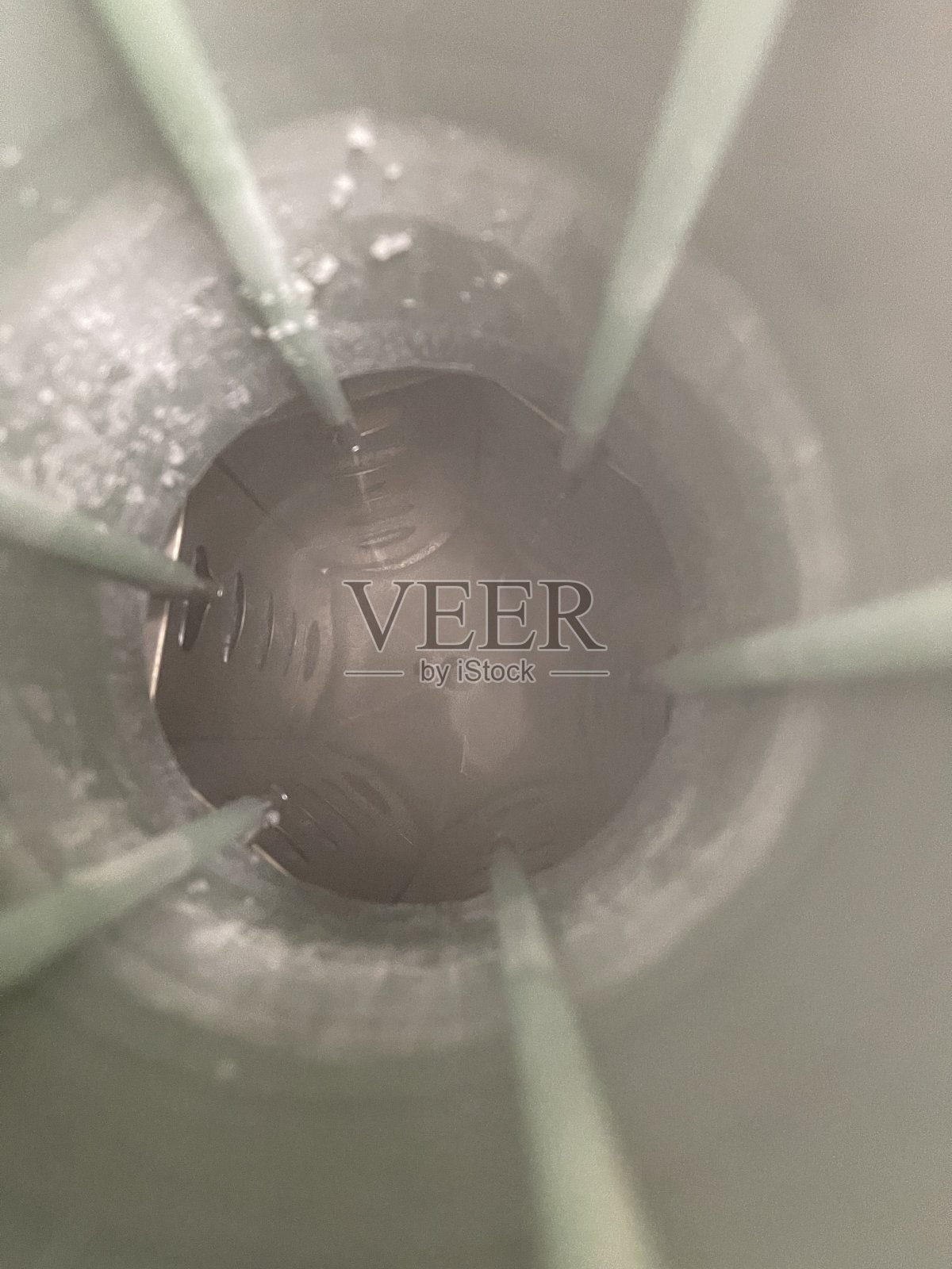 装有液氮的电池槽照片摄影图片