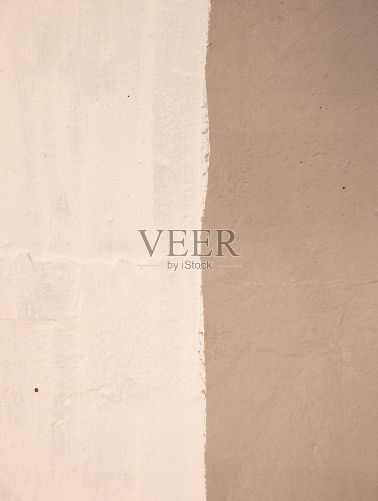 两种色调的灰泥墙上的棕色。照片摄影图片