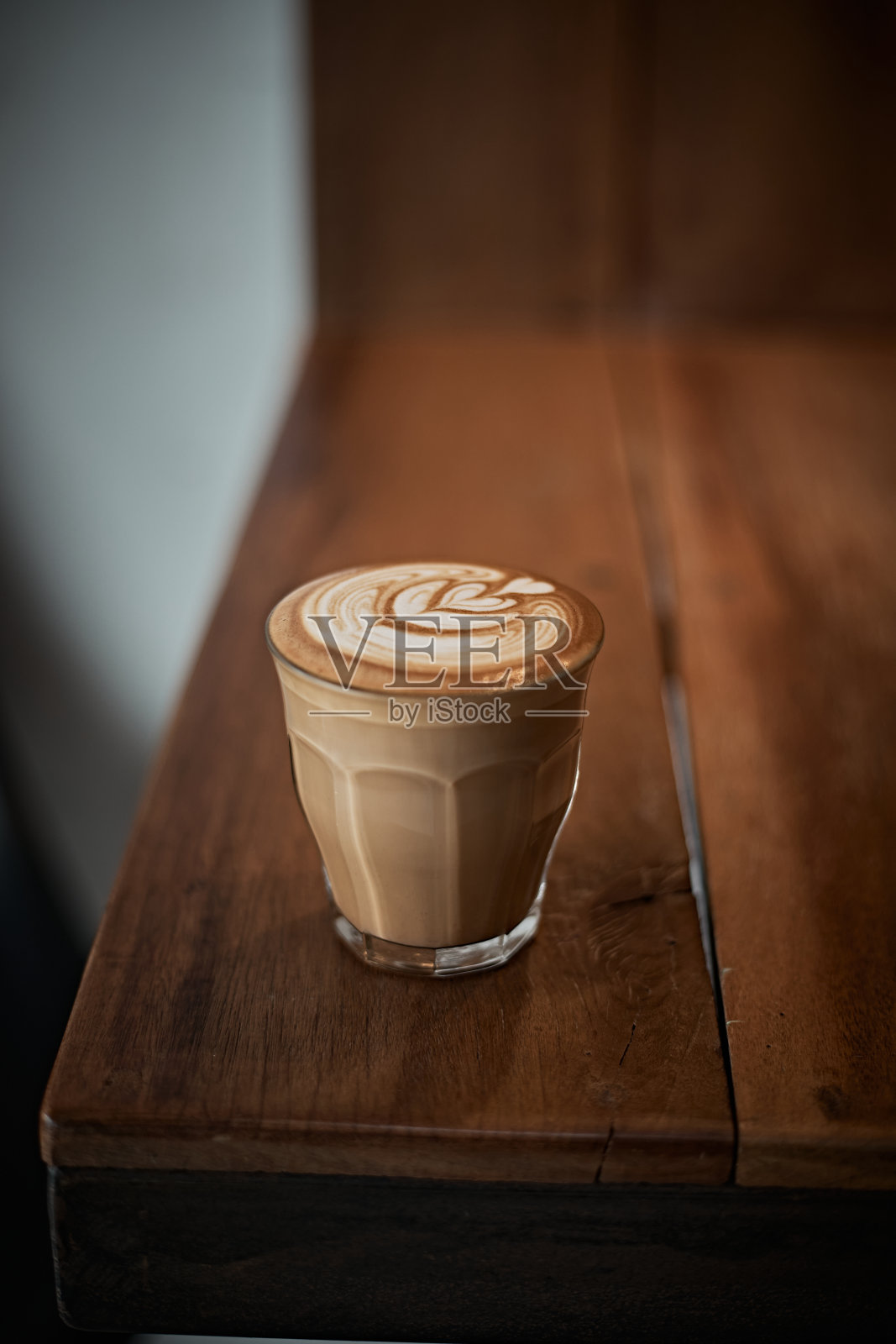 选择焦点杯热拿铁艺术咖啡照片摄影图片