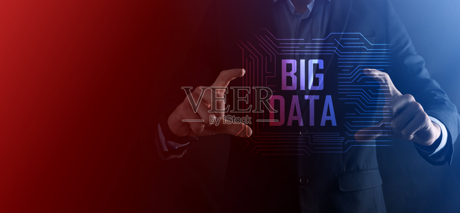 黑色背景下身穿西装的商人手持“大数据”字样。存储网络在线服务器概念。社交网络或商业分析表示照片摄影图片