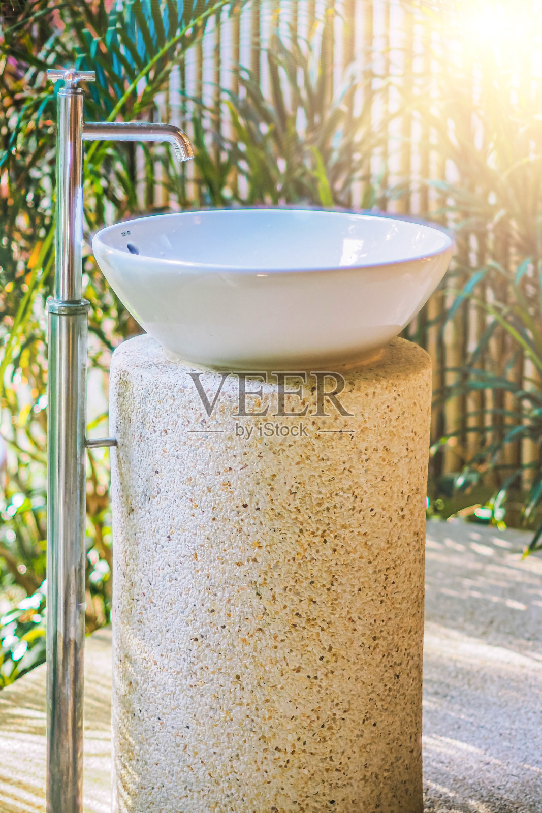 陶瓷洗脸盆在院子的室外浴室照片摄影图片