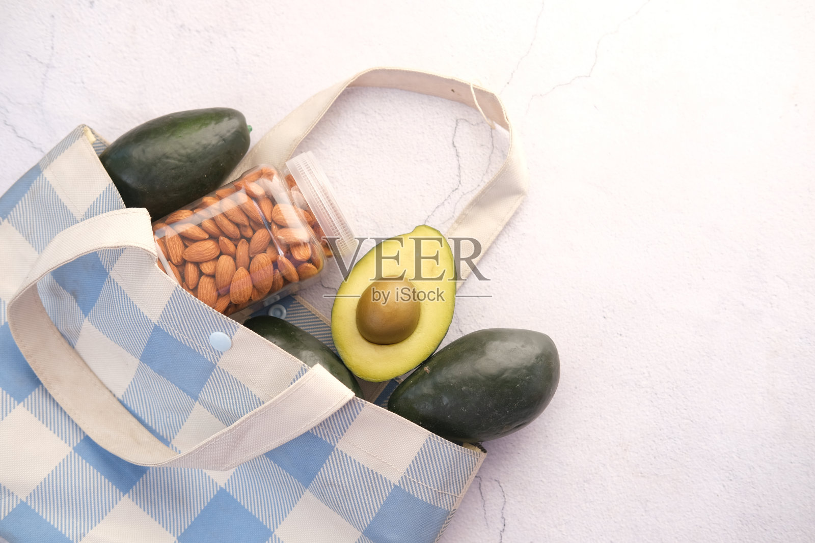 切片牛油果和杏仁在白色的背景照片摄影图片