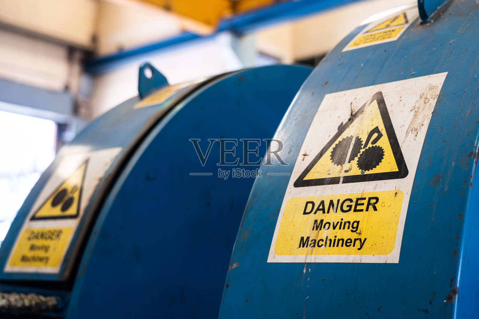重型机器上有“移动机器”危险警告标志。照片摄影图片