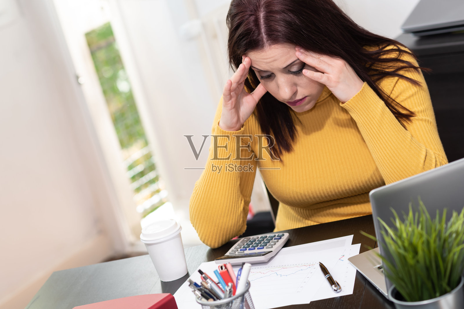 手扶额头的失落女商人照片摄影图片