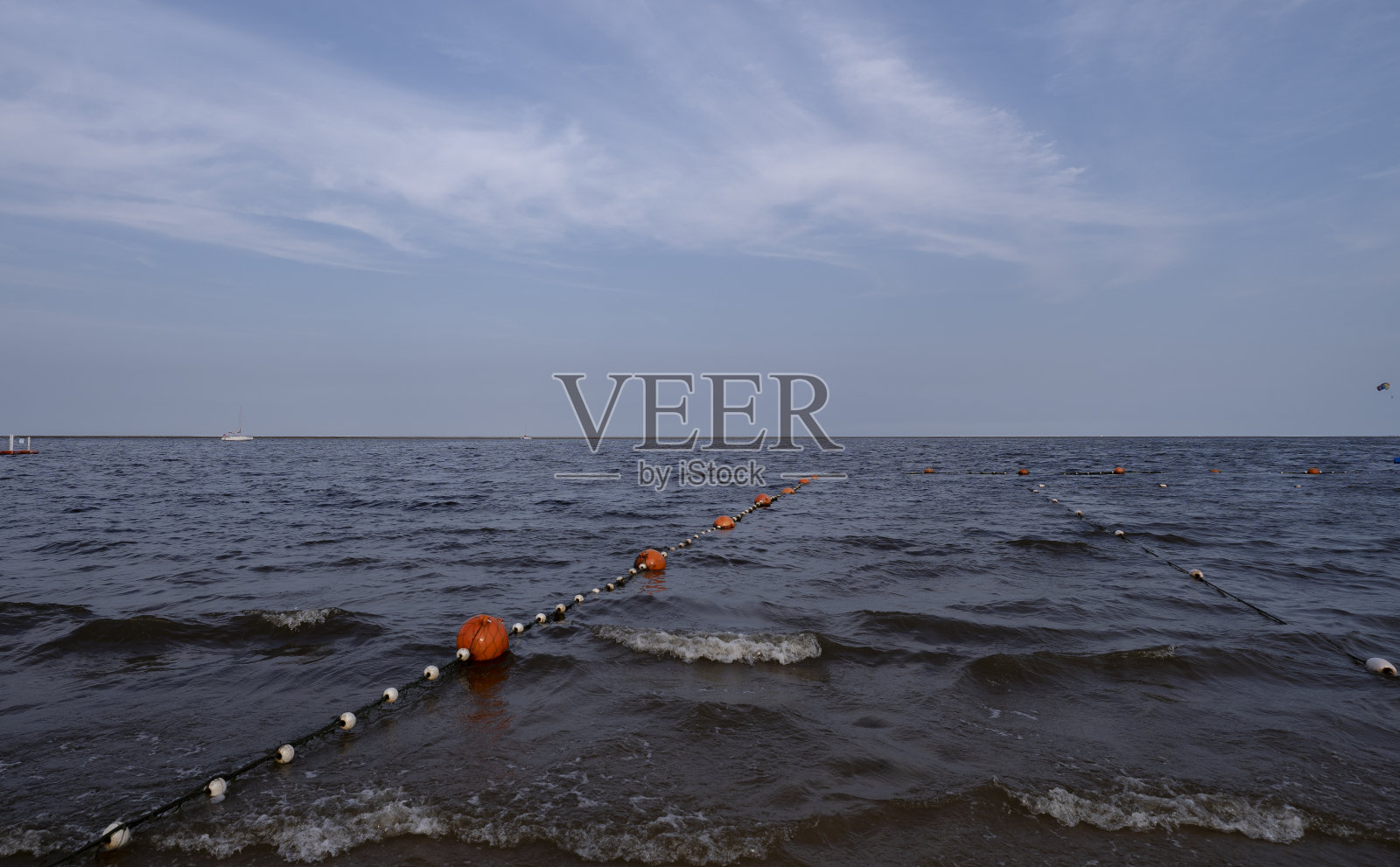 漂浮在海上的浮标照片摄影图片