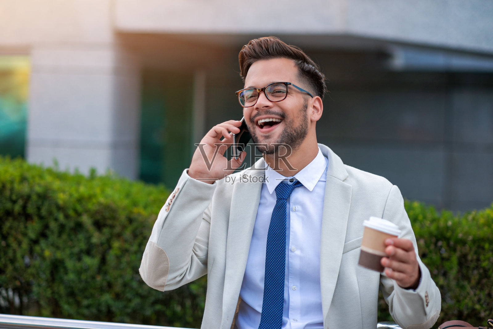 微笑的商人在去办公室的路上照片摄影图片