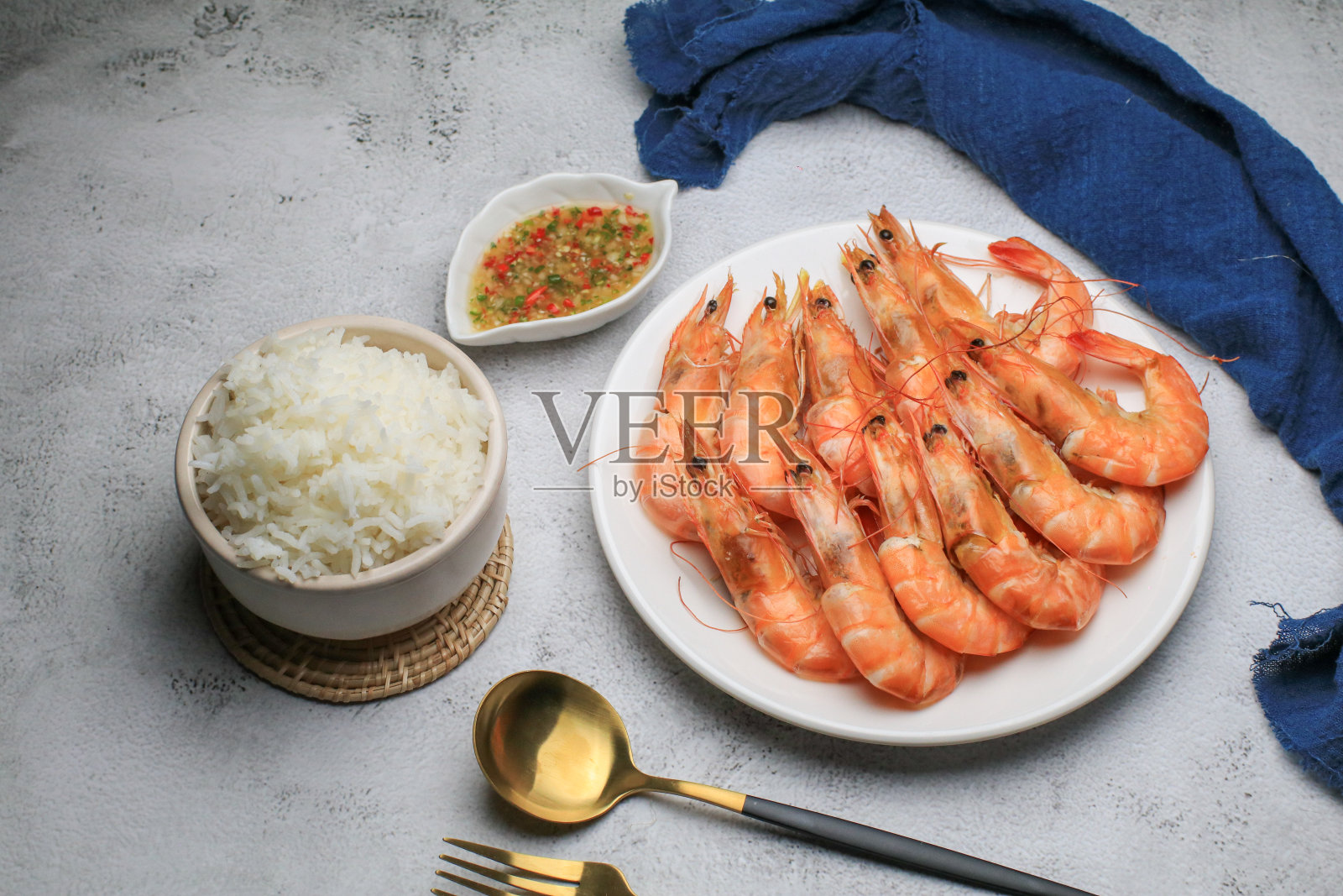 鲜煮大海虾配辣海鲜酱和米饭。健康食品。煮熟的蒸笼食物上有海鲜。照片摄影图片