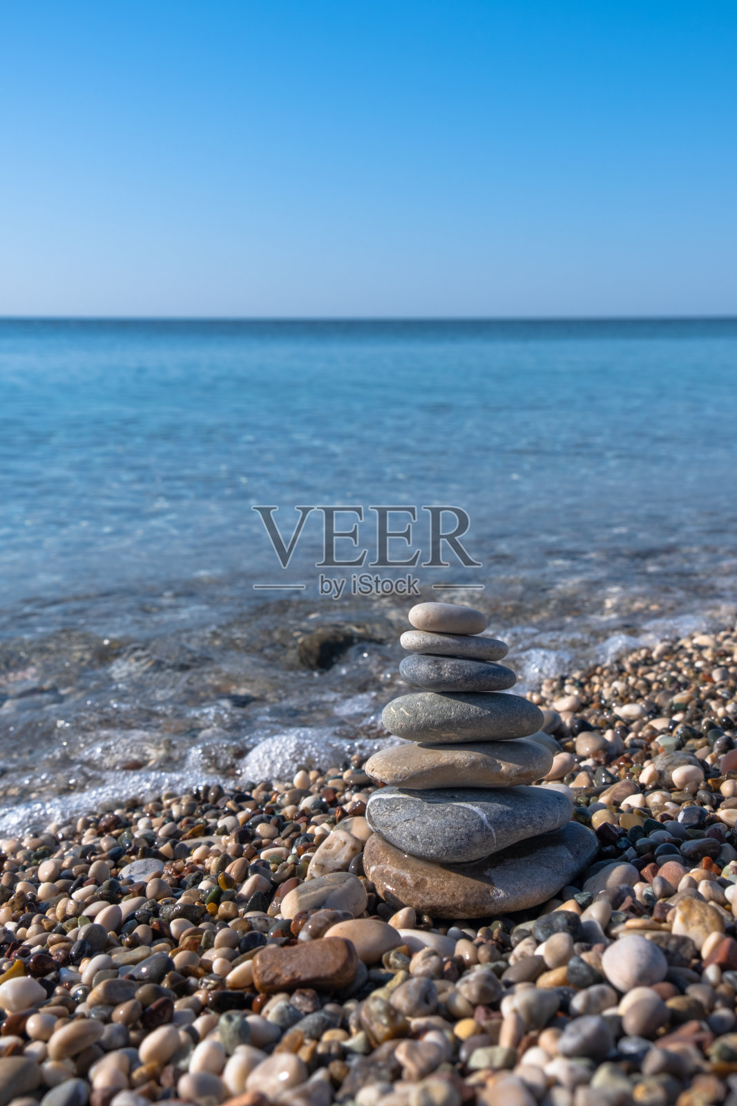 沙滩和大海上的石塔,卵石金字塔,照片摄影图片