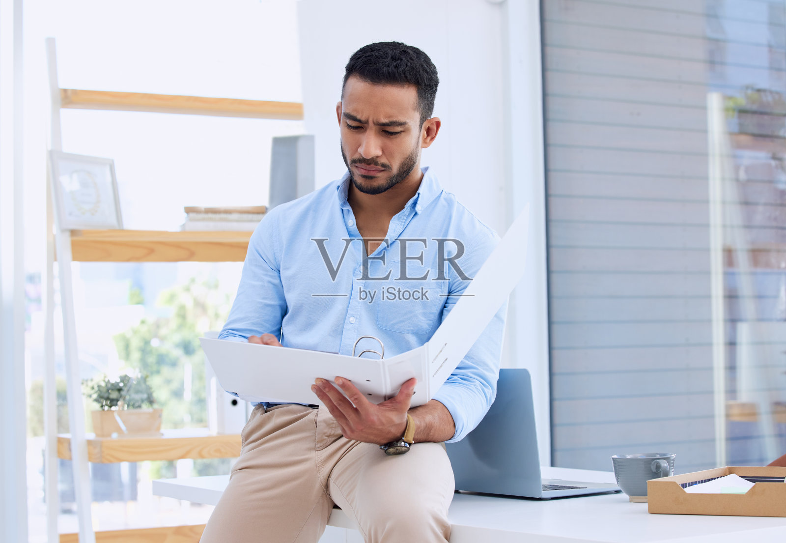 一个年轻的商人在看计划书照片摄影图片