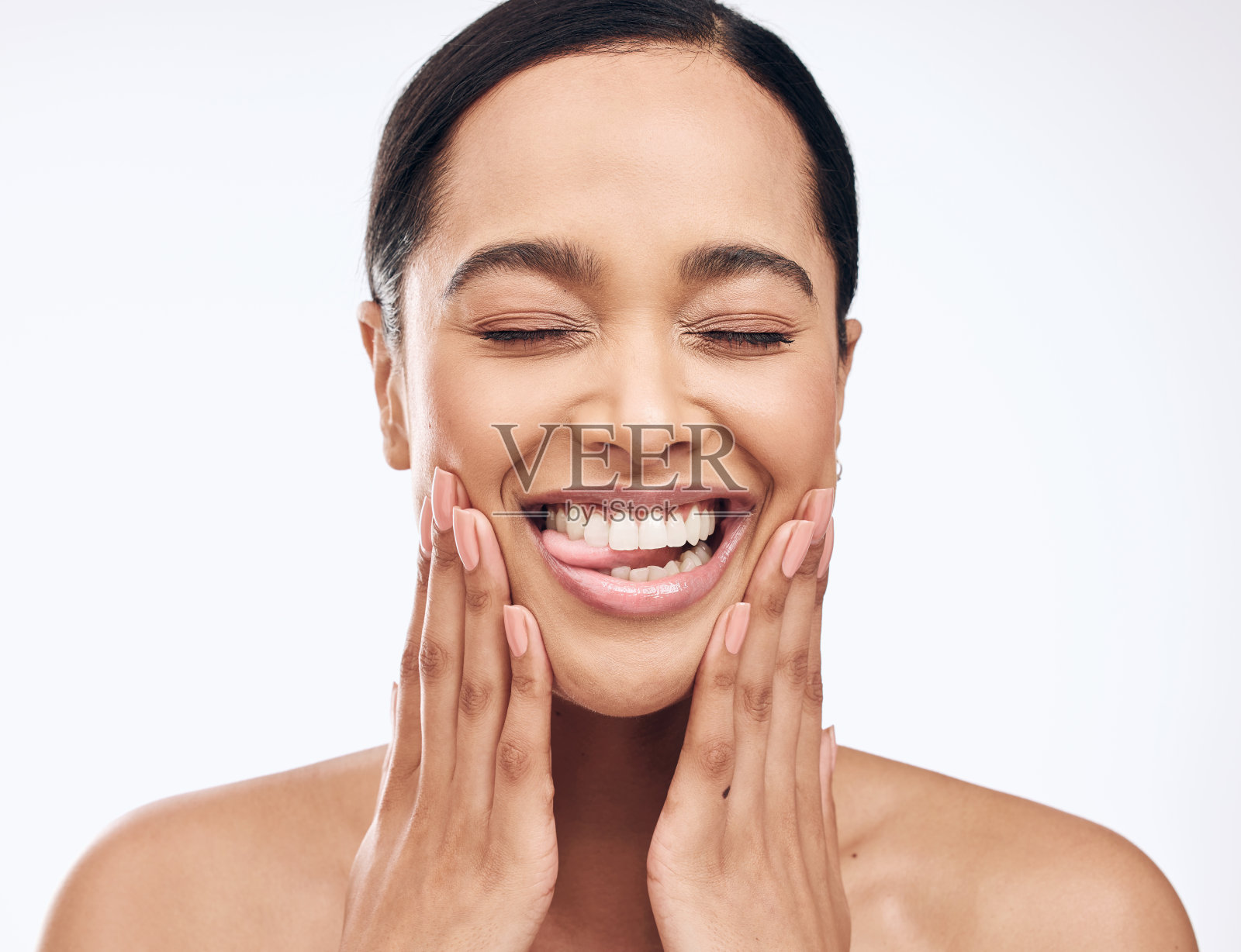 一个美丽的年轻女子在白色的背景下微笑照片摄影图片