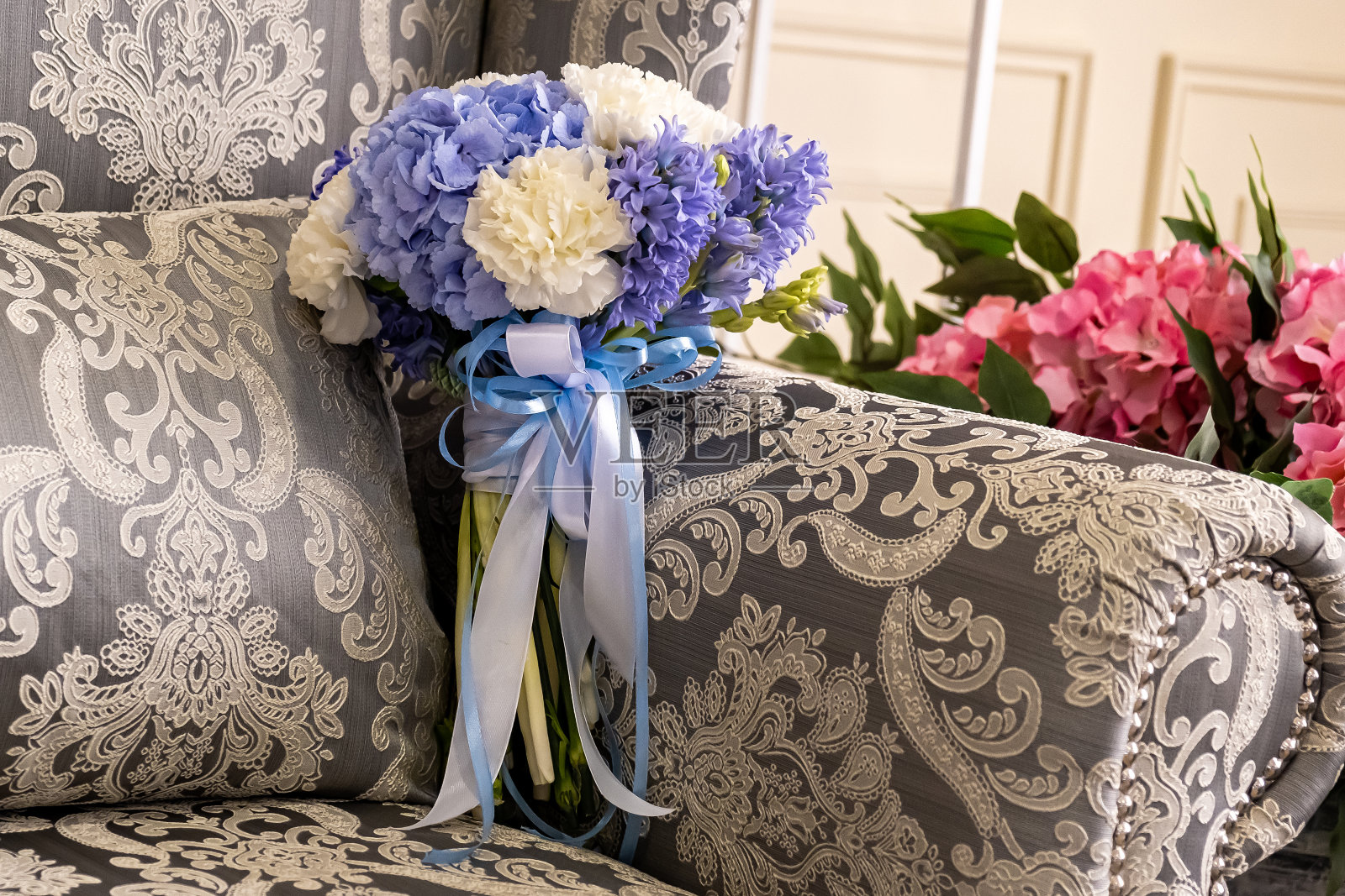 沙发上有漂亮的婚礼花束照片摄影图片