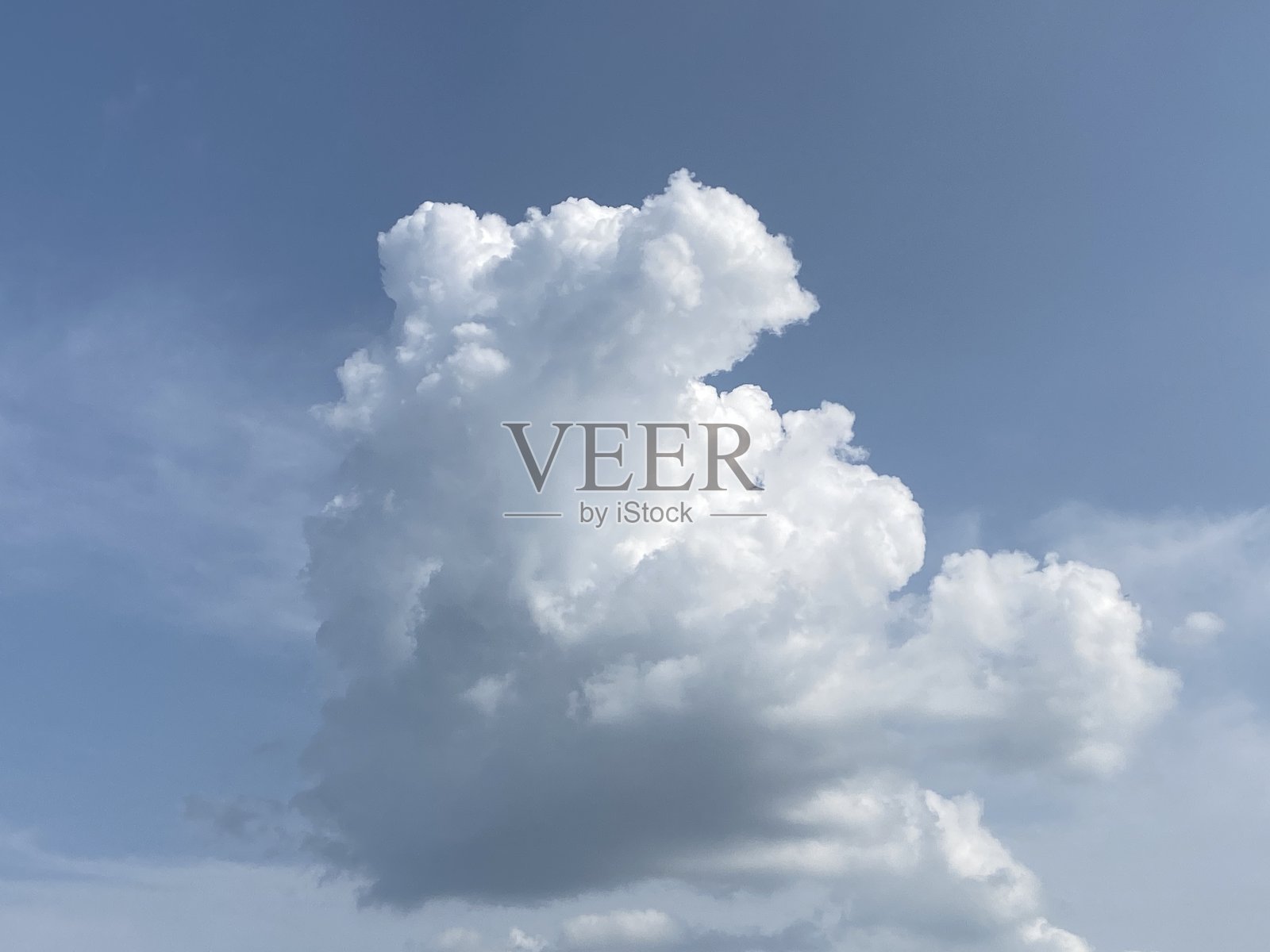 泡沫形状的真实云在天空的背景照片摄影图片