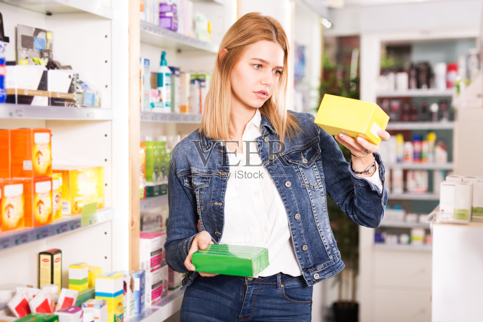 女顾客在药房选购药品照片摄影图片