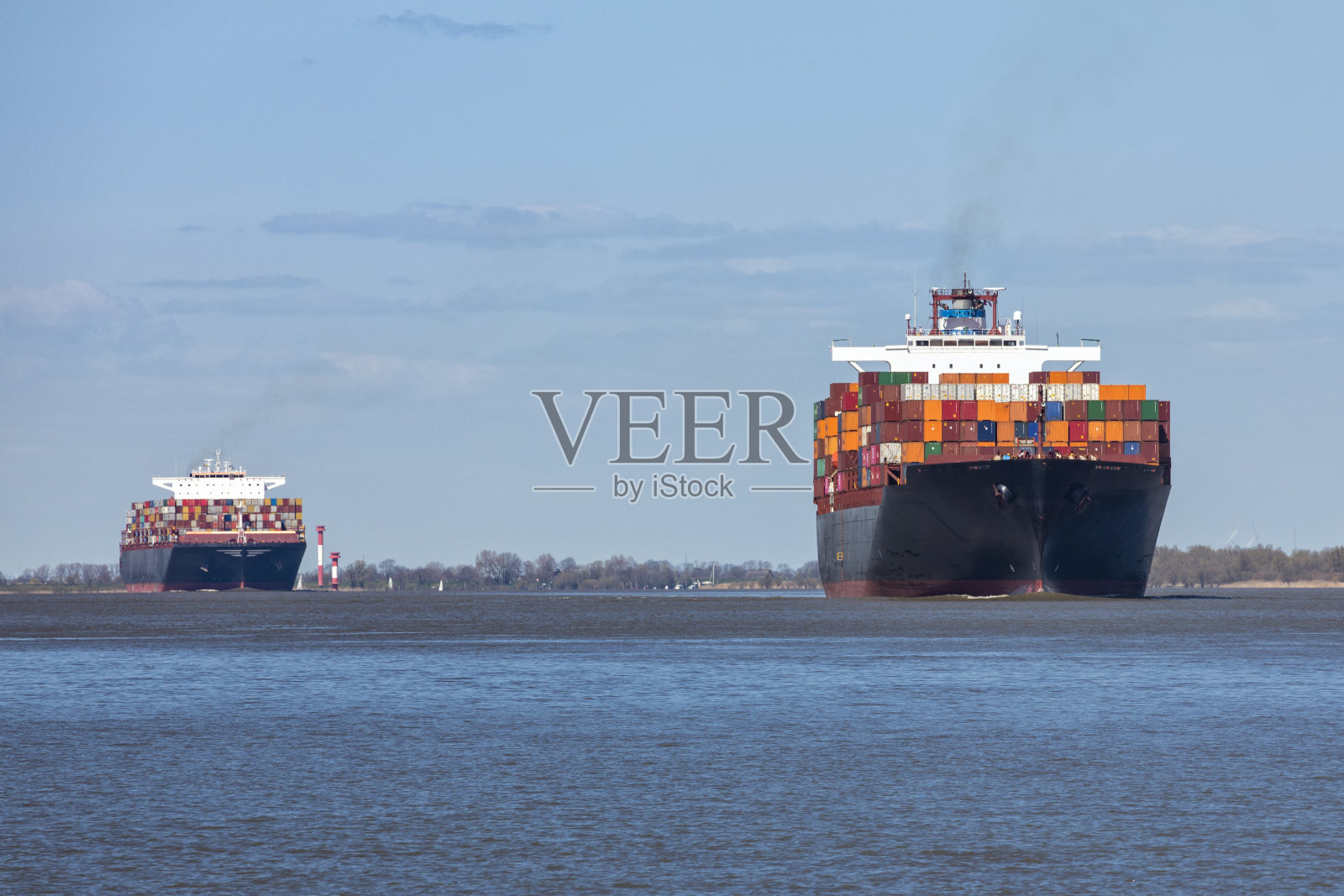 易北河上的两艘超大型集装箱船照片摄影图片