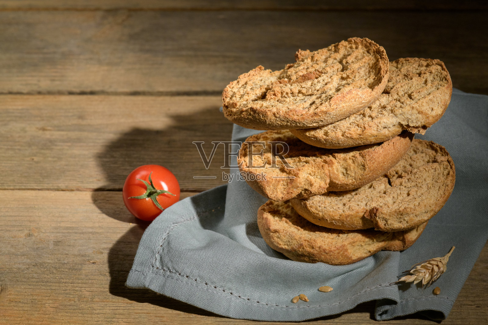 意大利开胃菜Friselle。阿普利亚干面包福瑞塞尔木制背景照片摄影图片