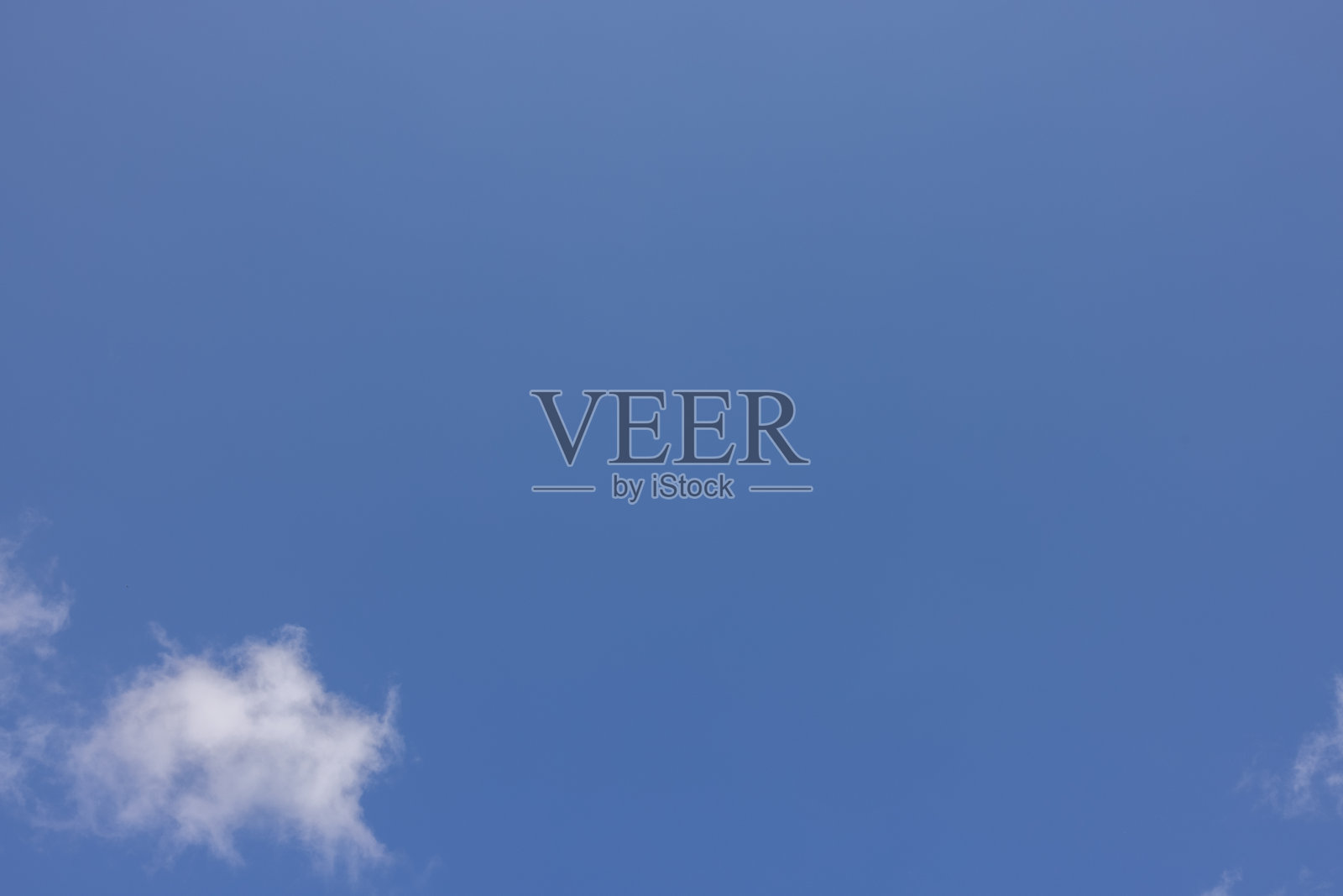 令人惊叹的云朵挂在蓝色的天空。美丽的日落和美丽的日出,美丽的云彩和五彩缤纷的天空。照片摄影图片