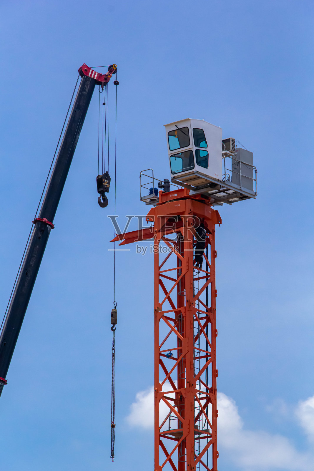 Counter Jib安装完成。红色移动式起重机吊起一段黄色塔式起重机照片摄影图片