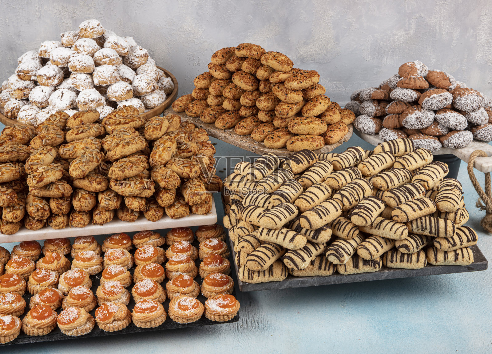 土耳其菜;新鲜脆饼干。糕点店出售饼干。(kahk、饼干、小蛋糕)。俯视图与关闭。照片摄影图片